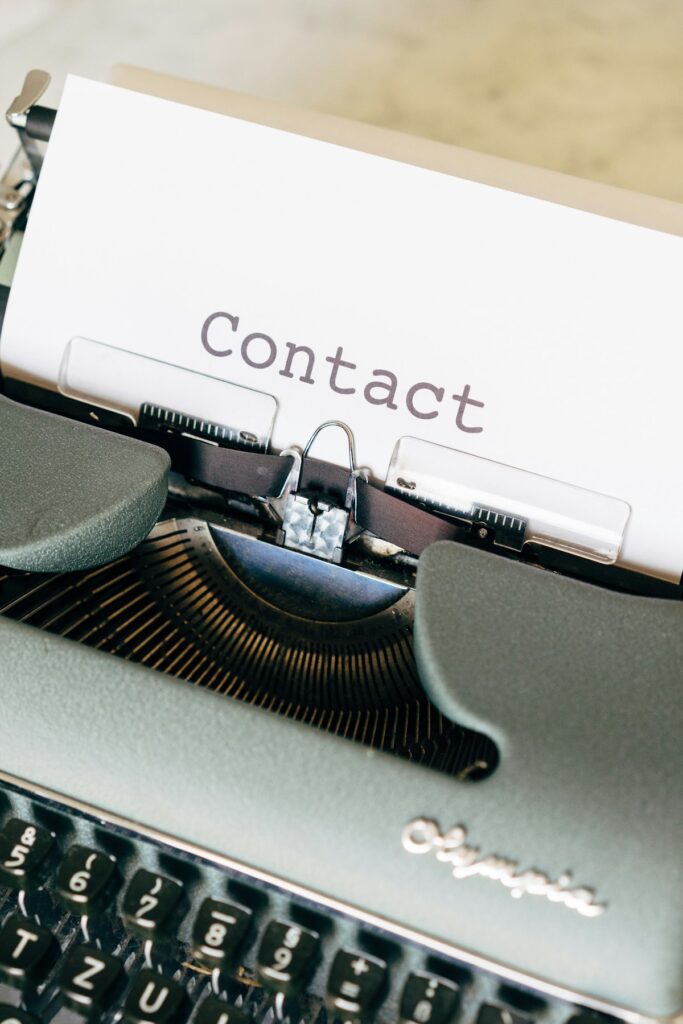 Entrepreneur qui rédige une newsletter d'email marketing sur son ordinateur