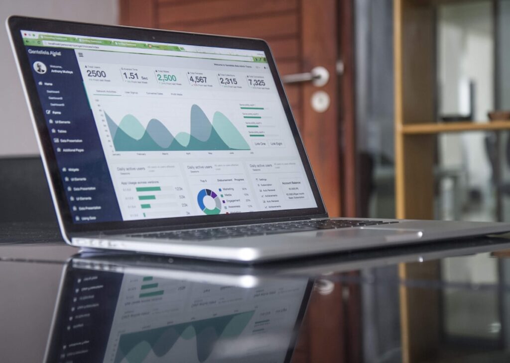 Laptop avec tableau de bord analytics et données de campagnes publicitaires