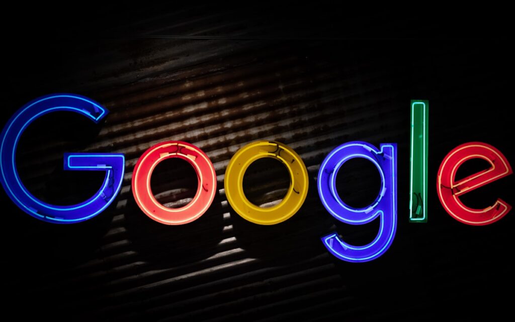 Smartphone affichant une recherche Google Maps pour trouver une entreprise locale
