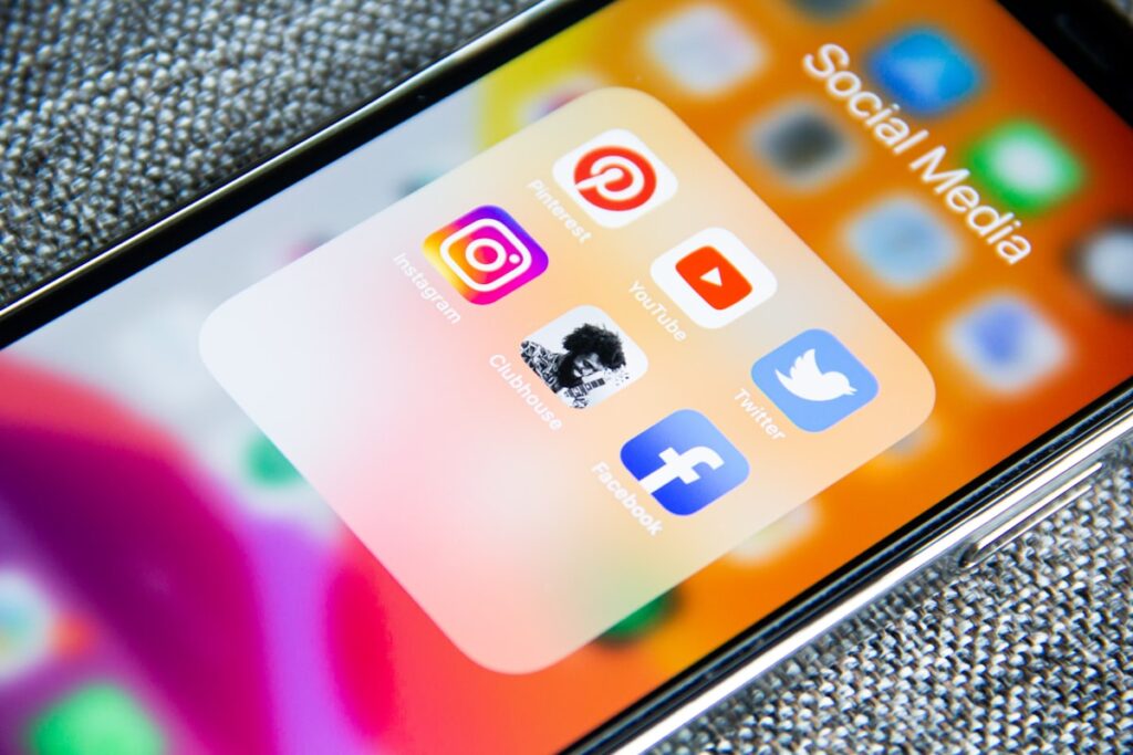 Stratégie réseaux sociaux pour entreprise — smartphone avec icônes des plateformes